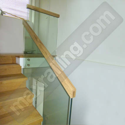 Стъклен парапет